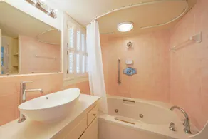 Guest Home w King bed, Steps To Beach And Pool + 2 Adult Bikes! - Image 2