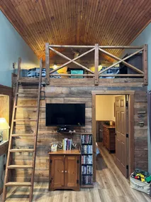 The Railroad Scale House: 40 private acres & creek - Image 3