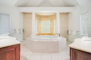 Hampton's Summer Escape, vie nocturne, piscine, spa. - Image 3