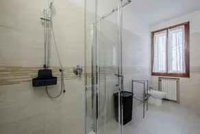 GuestHost - Roomy apartment of 95 sqm located on the first floor of a building without a lift (20 steps to access), can accommodate up to 5 people.The accommodation is located in Vigonza, just 10 minutes by car from the city center of Padua and from the - Image 2