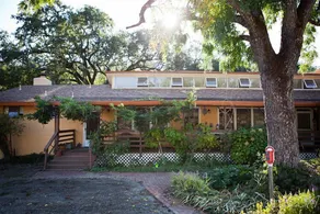 RustRidge Bed and Breakfast - Poolside Room - Image 3
