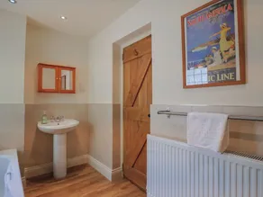 YARD COTTAGE, family friendly, with open fire in Lyme Regis - Image 3