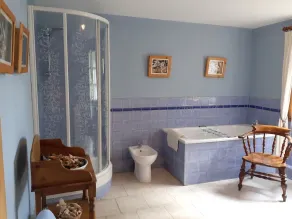 Stort landhus ingen pool men med acres af skov og haver - Image 3