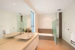 Relaxed waterfront living - Image 2