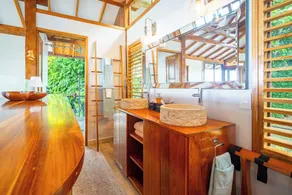 Wake up to the sounds of the jungle and dramatic views of the sea - Image 4