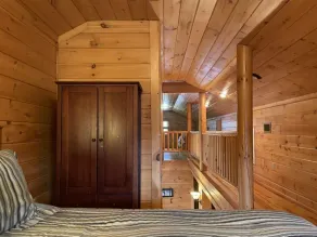 Parkland, Deluxe Log Cabin, a Hot Tub and a Lake! - Image 5