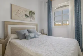 Apartment in City Centre with Balcony & Wi-Fi, Street Parking Available - Image 4