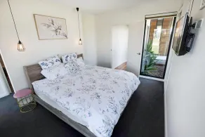 Located just a short drive from the ocean - Image 5