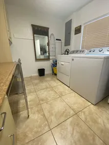 1 mile to beach! Close To Atlantic Ave! Pet friendly! Private Parking 4 cars! - Image 3