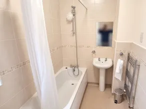 Spacious Apartment Near Rochdale Centre Train Tram Bus Free Parking Fast Wi-Fi - Image 4