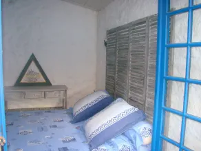 Pied dans l'eau, une jolie maison bleue .. - Image 3