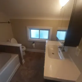 3 Bedrooms upstairs (Whole house without basement) - Image 4