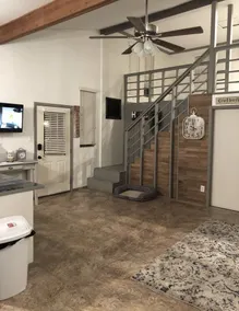 PET FRIENDLY MAIN STREET LOFT, WALKING DISTANTANCE TO OLD TOWN TOMBALL - Image 2