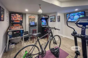 3bdrm 3bath chalet in The Blue Mountains. All Day Sun! Hot Tub! Games Room! - Image 2