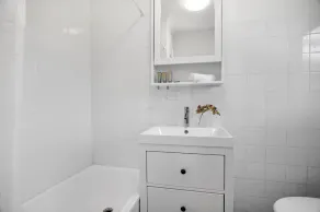 Charming 2-Bed Home with Outdoor Space in Cremorne - Image 2
