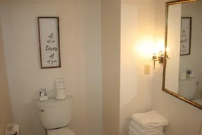 Deluxe King Room w/fireplace and separate entrance - Image 3