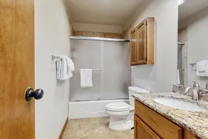 Comfortable home with breathtaking mountain views and high-speed WiFi - Image 4