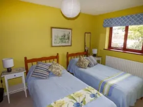 FIELDSIDE, pet friendly, with a garden in Totland - Image 5