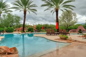 A Place You'll Surely Enjoy! Outdoor Pool, Full Kitchen, Free Parking! - Image 3