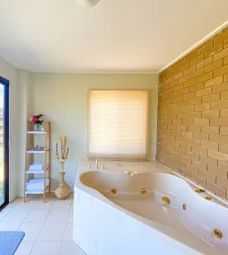 Spectacular ocean, mountain and farm views at Karinya Beach House - Image 4