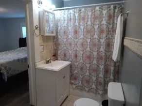 House sleeps 6. Just 5 minutes Patoka Lake boat ramp. Anglers Welcome! - Image 3
