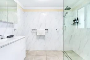 Central Park - City Fringe- Luxury 3BR Apartment | Pool, Balcony & CBD Fringe - Image 3
