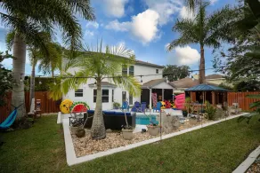 Gorgeous Urban Oasis withHot Tub, HEATED POOL and Private Movie Theater home - Image 5