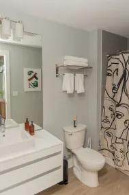 Private Balcony Abstract Apt Dwtn GR w/parking and King Bed - Image 3