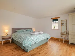 STONEY COTTAGE, pet friendly, with a garden in Narberth - Image 5