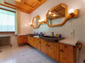 Centrally located fantastic group apartment - Image 5