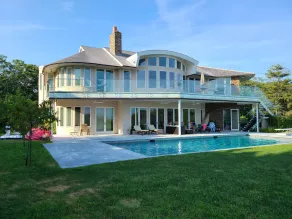 Beautiful home with spectacular views of the ocean. - Image 5