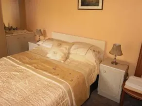 Holiday cottage with large private garden - Image 4
