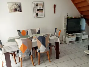 Charming house with private parking and a covered patio, close to all amenities  - Image 4