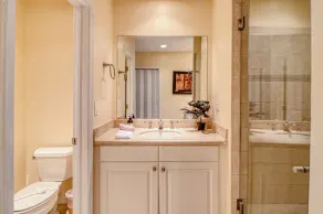 Dreamy Condo near the Beach W Shared Pool/Hot Tub, Private Balcony & Fast WiFi - Image 5