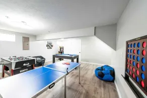 Spacious home, game room. pool table- basketball court. 2 King beds,Free parking - Image 4