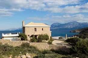 Beautiful 3-Bed  Sea Front Villa in Agios Nikolaos - Image 5