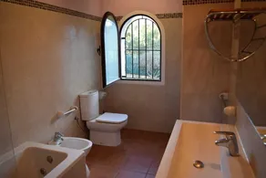 Hus med intim og stor have med havudsigt, privat pool og tennis - Image 3
