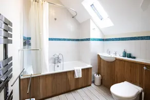 A cotswold stone waterside cottage that sleeps 6 guests  in 3 bedrooms - Image 3