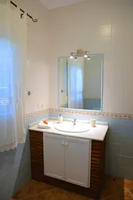 Private villa, surrounded by orange trees, with swimming pool, 10 minutes from the center. - Image 4