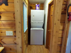 Great Family Cabin    Entertainment Cabin: 10 Large screen TV's  and 8 Recliners - Image 4