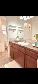Cheerful 3 bedroom home w/ private garage parking! - Image 3