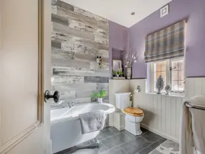 8 bedroom accommodation in Horsemans Green - Image 4