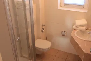 Die Wohnung Verfügt Über 1 Wohnraum mit Wlan, Sat-tv und Offener Küche, 1 Schlafzimmer, 1 Badezimmer mit Dusche, WC und Fußbodenheizung; Eine Süd-terrasse mit Gartenmöbeln und Meerblick. Im Keller Befinden Sich Eine Münz-waschmas - Image 2