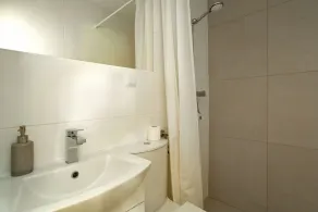 Sous le Chêne 2 chambres doubles / option jusqu'à 20 personnes au total. Petit déjeuner sur demande - Image 4