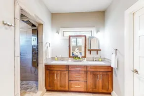 Bright & Spacious Family Home with Firepit, Lake Views, Furnished Deck, Free WiFi - Image 3