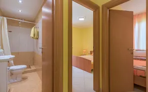 Appartement pour 6 personnes avec piscine et beaux jardins - Image 3