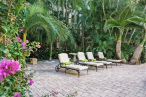 King Bed Mermaid  Suite , free parking, heart of Palm Beach - Image 5