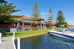 Mariners Cove Waterfront Motel and Apartments - Image 4