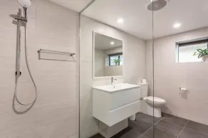 Beautifully Renovated Beachside Family Home - Image 2