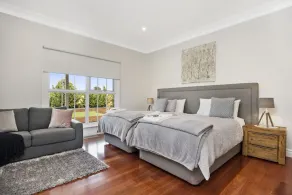 Mesmerising Holiday House with lake views! - Image 4